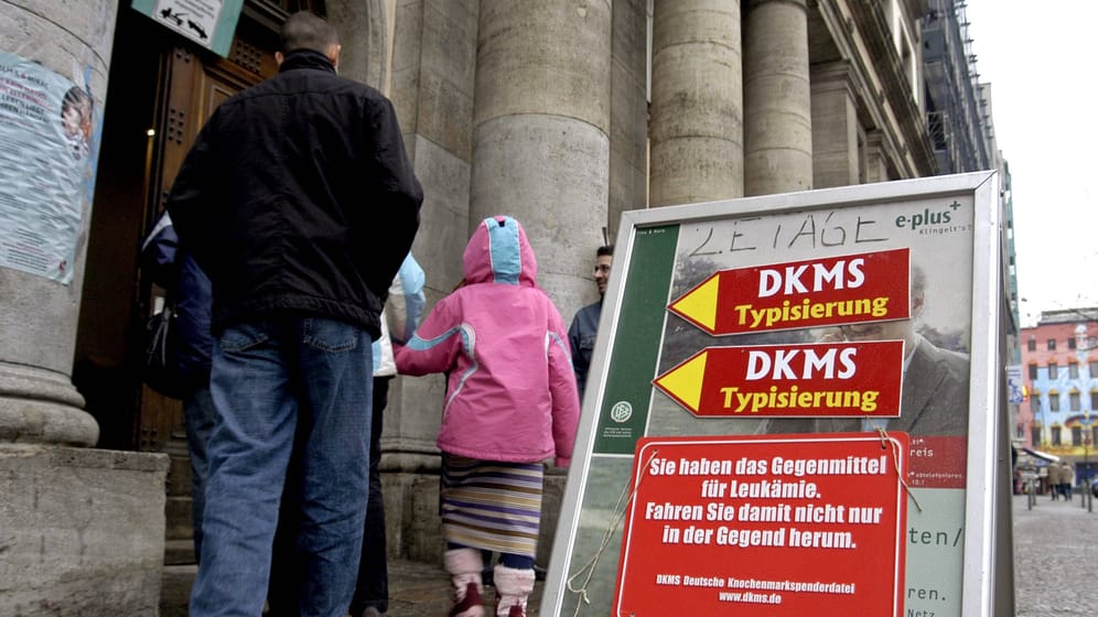 Menschen gehen zu einer Typisierungsaktion der DKMS (Symbolbild): Der Mann aus Dresden ließ sich 2016 in die Kartei aufnehmen.