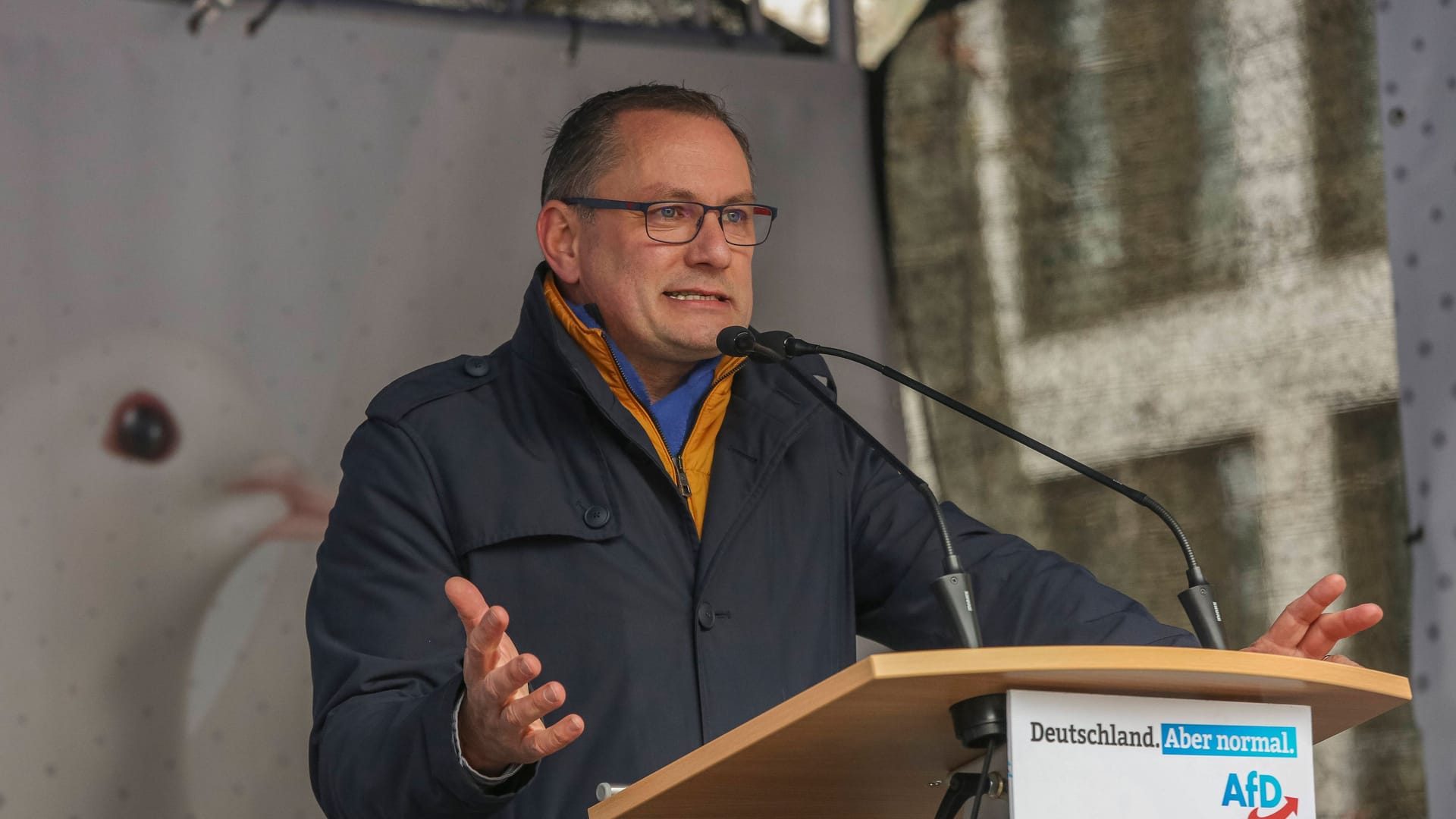 Tino Chrupalla bei einer Kundgebung der AfD in Nürnberg: Bei seiner Rede verharmlost der AfD-Bundessprecher das Kriegsgeschehen.