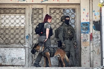 Israelische Sicherheitskräfte durchsuchen die Gegend: