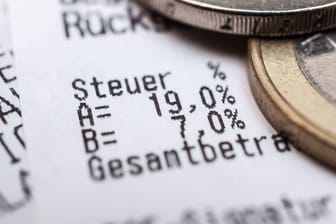 Mehrwertsteuersätze auf einem Kassenbon (Symbolbild): Schnäppchenjäger profitieren gelegentlich von "Mehrwertsteuer geschenkt"-Aktionen.