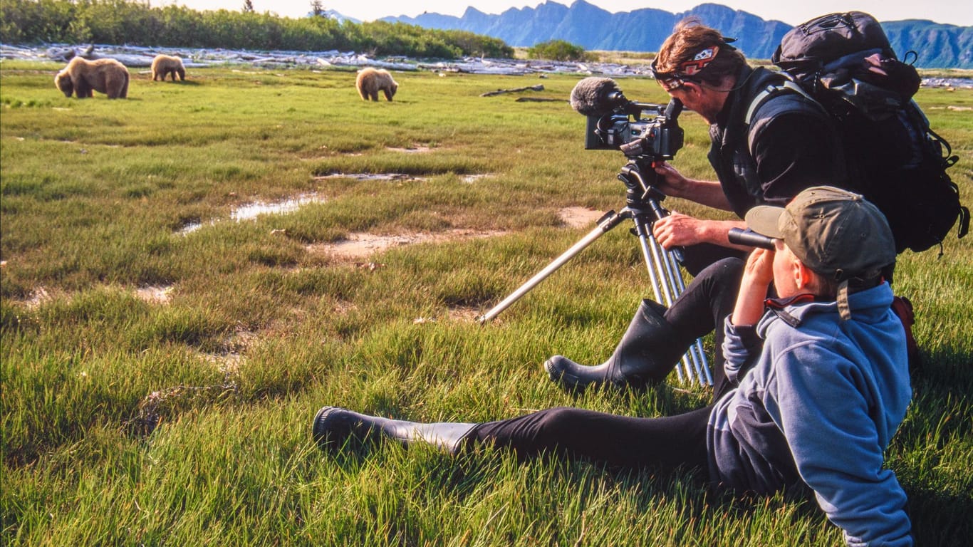 Andreas Kieling und sein Sohn Erik: Sie drehten gemeinsam vier Monate in der Wildnis, mitten in einem Grizzlygebiet, für "Terra X: Kielings wilde Welt - Der Bärenmann".