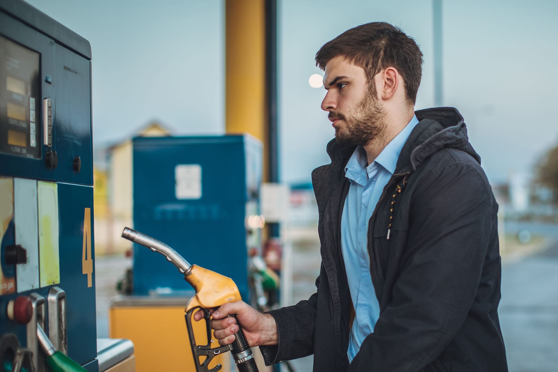 Mann an der Tankstelle (Symbolbild): In Deutschland zahlen Autofahrer schon jetzt für das CO2, dass sie mit ihren Verbrennermotoren verursachen.