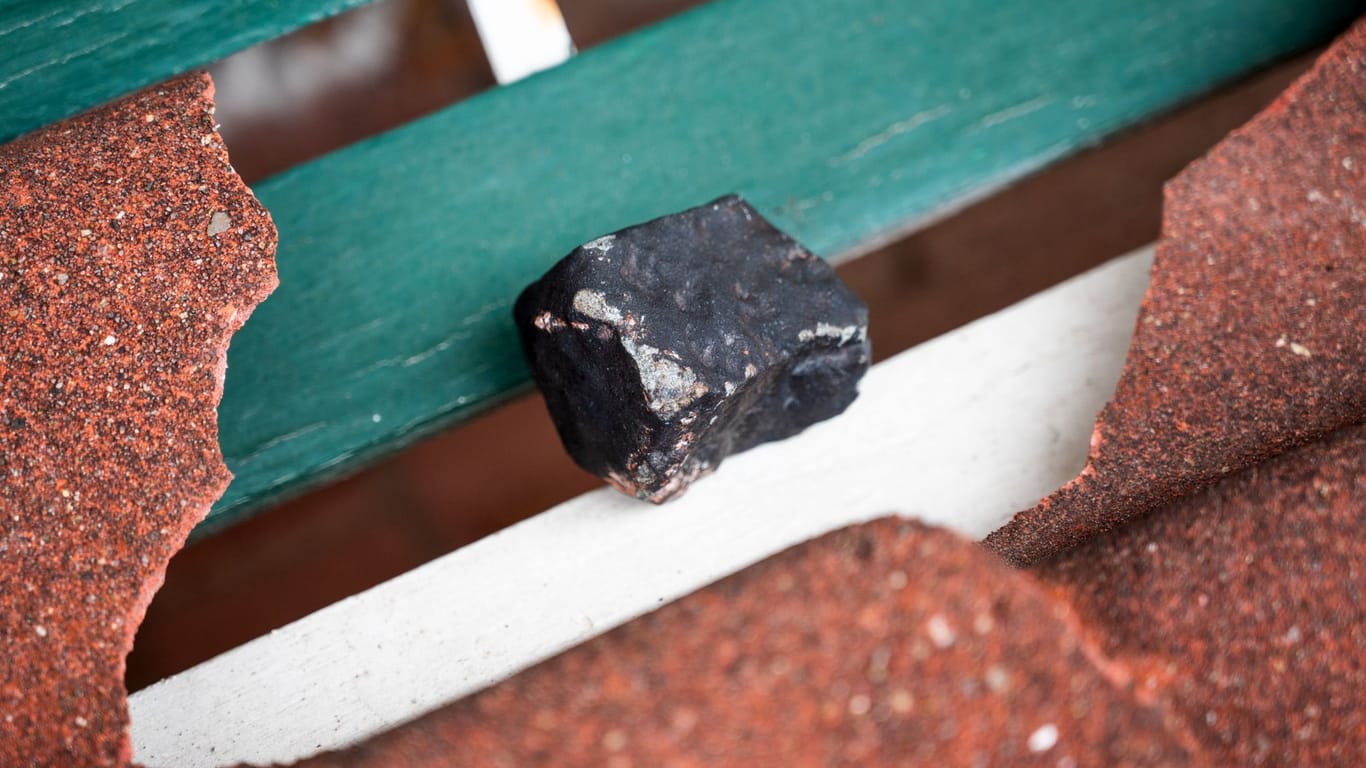 Kleiner Meteorit trifft Haus in Schleswig-Holstein