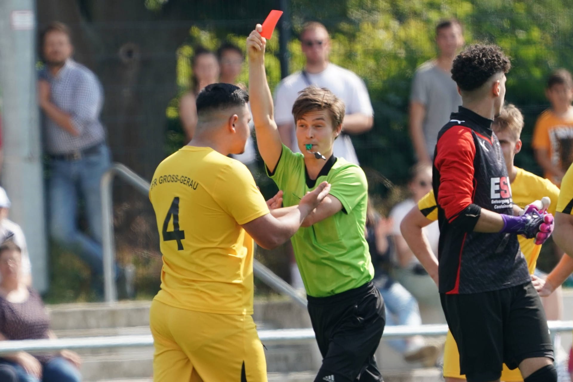 Ein Schiedsrichter zeigt einem Spieler die Rote Karte: Tätlichkeiten machen ein Viertel der Gewalttaten im Berliner Amateurfußball aus.