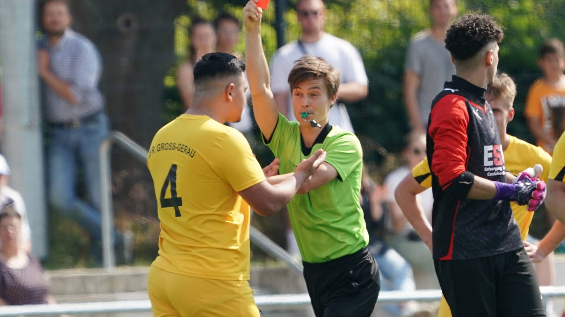 Ein Schiedsrichter zeigt einem Spieler die Rote Karte: Tätlichkeiten machen ein Viertel der Gewalttaten im Berliner Amateurfußball aus.