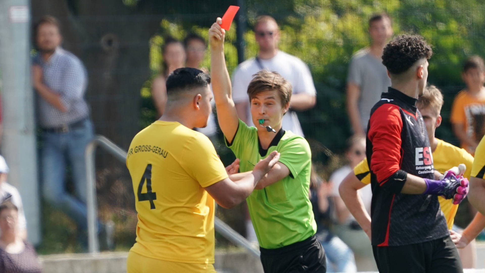 Ein Schiedsrichter zeigt einem Spieler die Rote Karte: Tätlichkeiten machen ein Viertel der Gewalttaten im Berliner Amateurfußball aus.