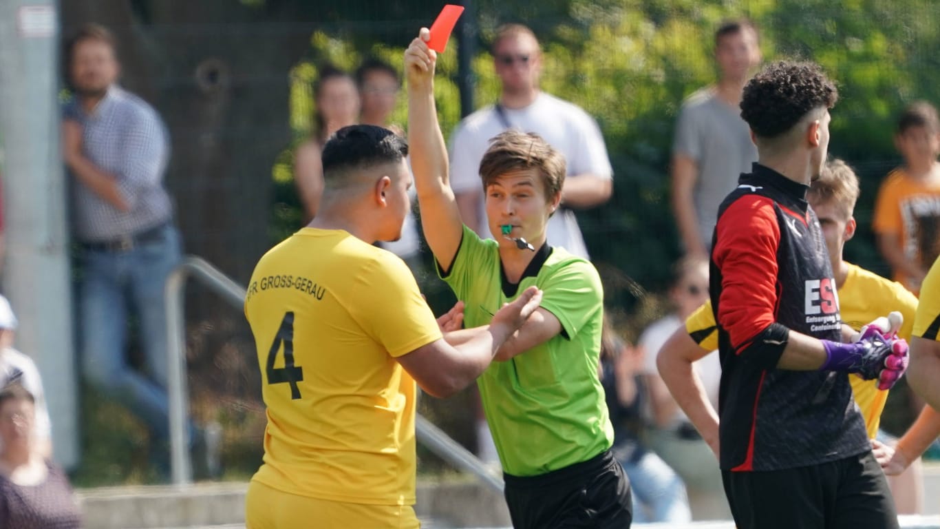 Ein Schiedsrichter zeigt einem Spieler die Rote Karte: Tätlichkeiten machen ein Viertel der Gewalttaten im Berliner Amateurfußball aus.