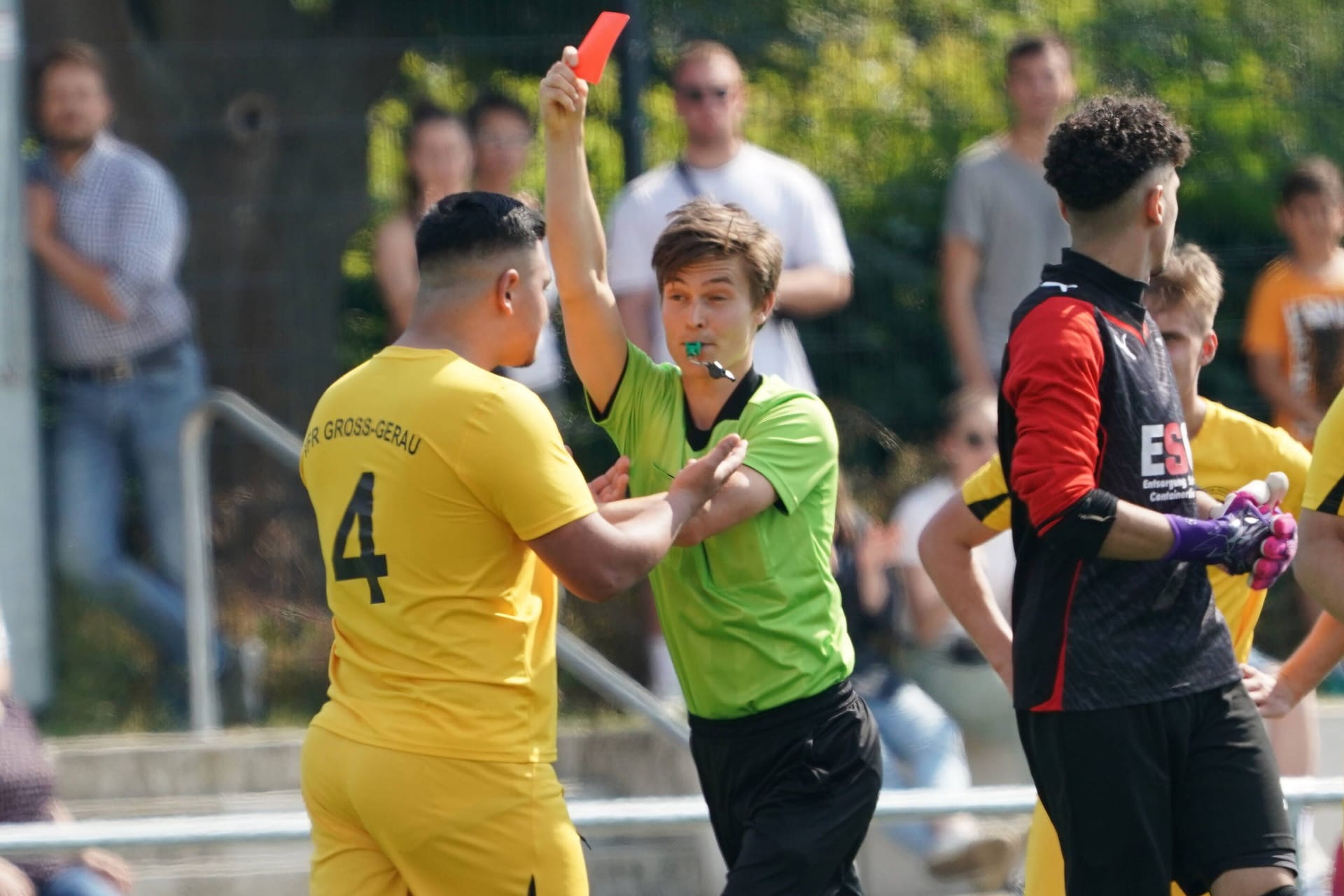 Ein Schiedsrichter zeigt einem Spieler die Rote Karte: Tätlichkeiten machen ein Viertel der Gewalttaten im Berliner Amateurfußball aus.