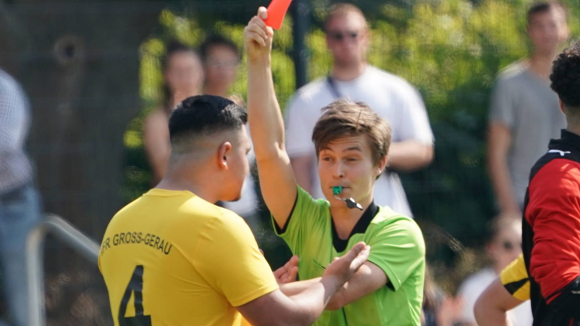 Ein Schiedsrichter zeigt einem Spieler die Rote Karte: Tätlichkeiten machen ein Viertel der Gewalttaten im Berliner Amateurfußball aus.