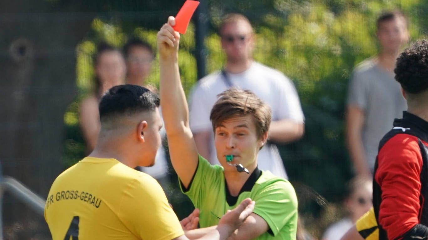 Ein Schiedsrichter zeigt einem Spieler die Rote Karte: Tätlichkeiten machen ein Viertel der Gewalttaten im Berliner Amateurfußball aus.