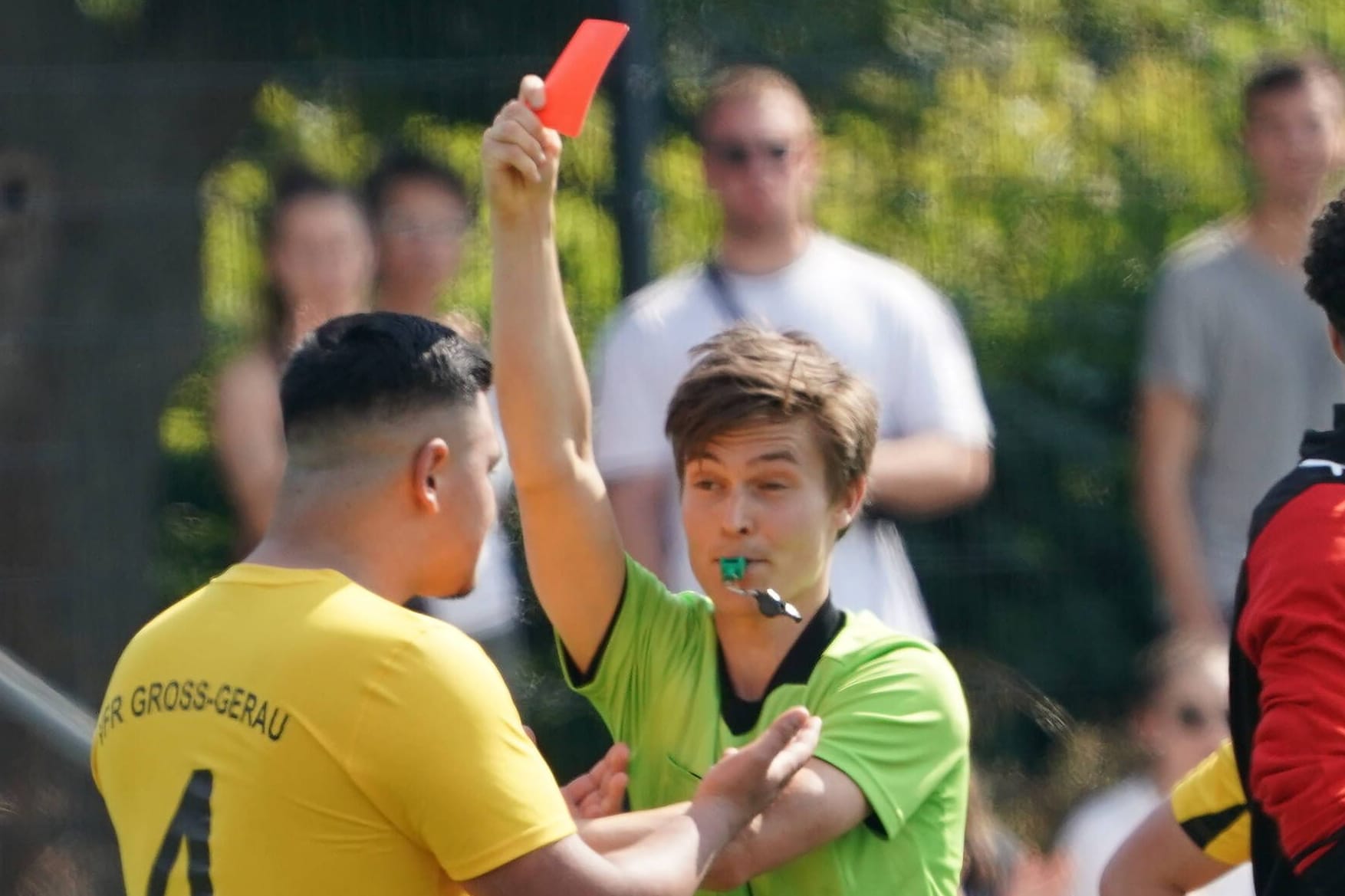 Ein Schiedsrichter zeigt einem Spieler die Rote Karte: Tätlichkeiten machen ein Viertel der Gewalttaten im Berliner Amateurfußball aus.