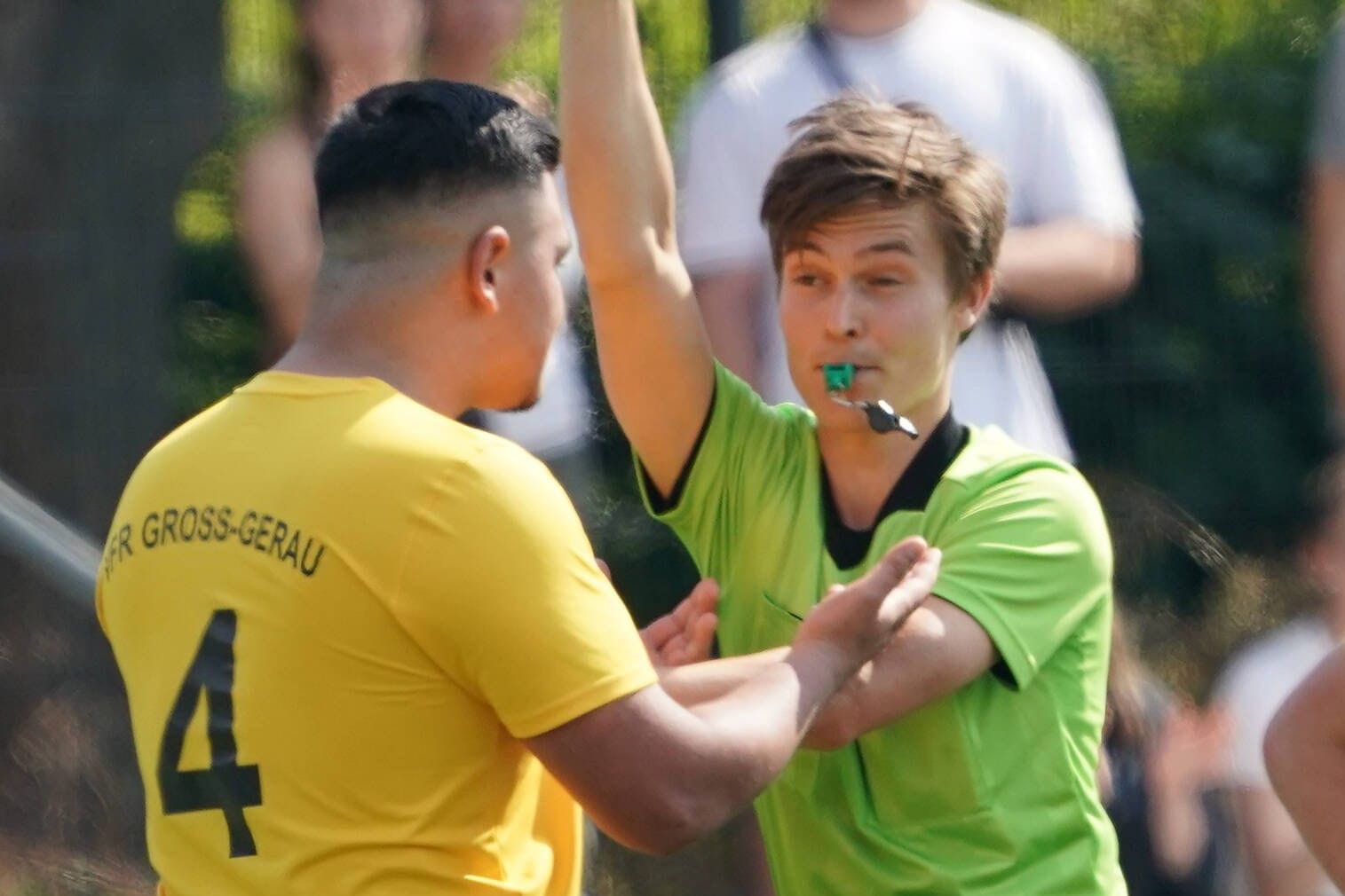 Ein Schiedsrichter zeigt einem Spieler die Rote Karte: Tätlichkeiten machen ein Viertel der Gewalttaten im Berliner Amateurfußball aus.