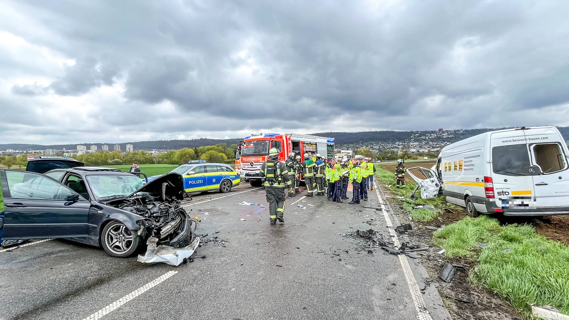 Schwerer Unfall auf der L1141 zwischen Gerlingen und Ditzingen: Die Fahrzeugtrümmer wurden durch die Wucht des Aufpralls weit verteilt. Schwerer Unfall auf der L1141 zwischen Gerlingen und Ditzingen: Die Fahrzeugtrümmer wurden durch die Wucht des Aufpralls weit verteilt.