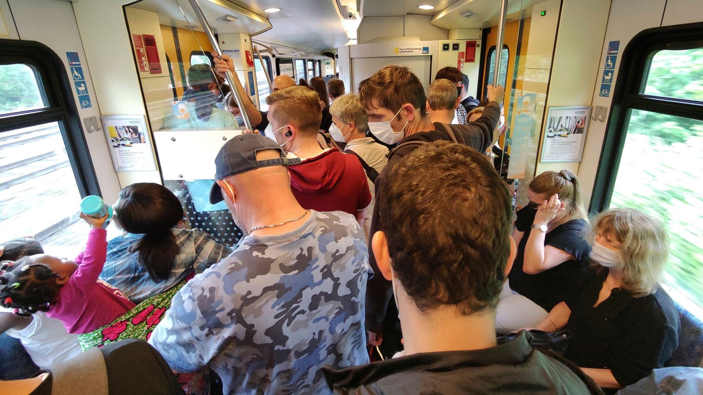 Ein brechend voller Zug im vergangenen Sommer (Archivbild): Weil so viele Menschen damals das 9-Euro-Ticket nutzten, waren vollgepackte Züge damals an der Tagesordnung.