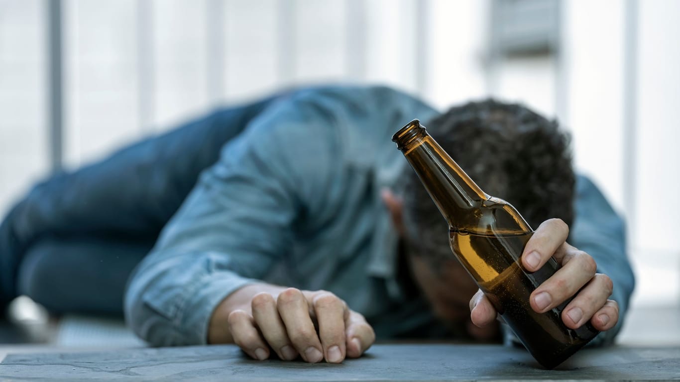 Betrunkener Mann: Bevor ein bestimmter Alkoholpegel überschritten wird, sollte der Gastgeber einschreiten.