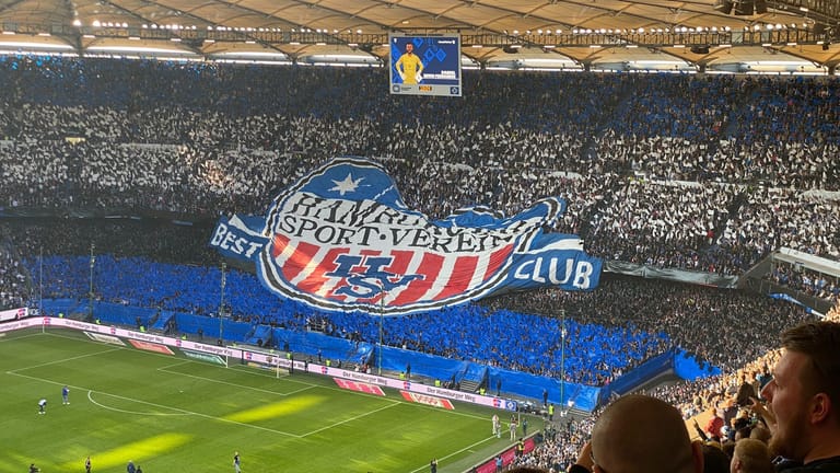 Das Banner mit der Aufschrift "Best Club - Hamburger SV: Beim Ausrollen gab es zunächst Probleme.