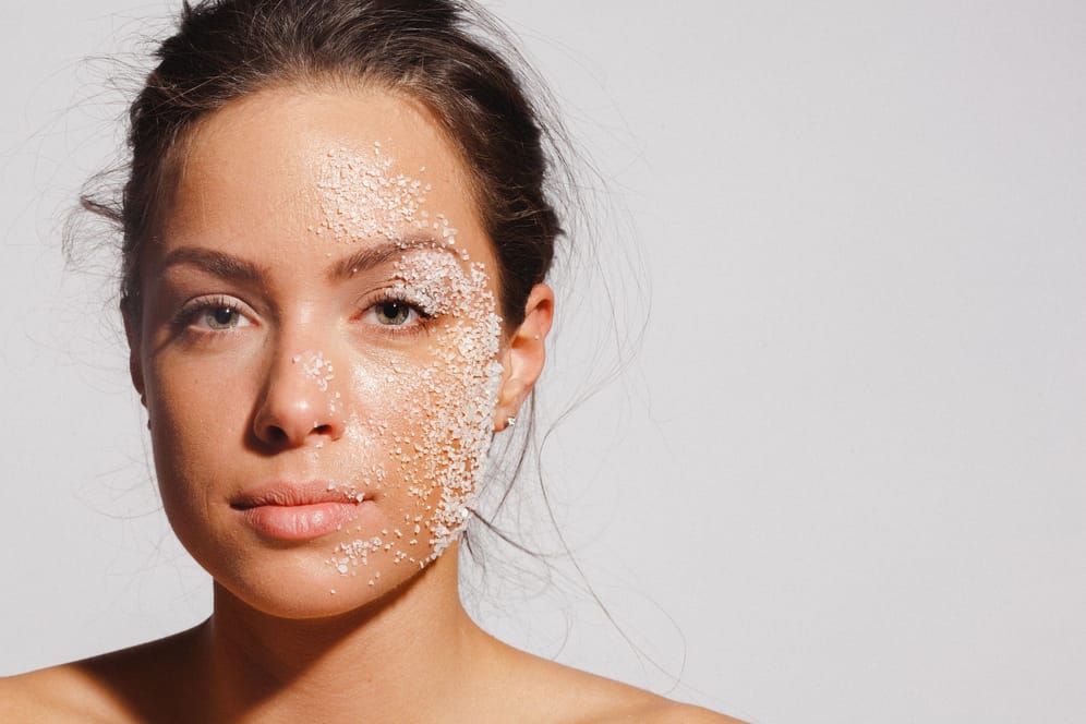 Salz reinigt, desinfiziert die Haut und findet deshalb häufig Anwendung in der Hautpflege.
