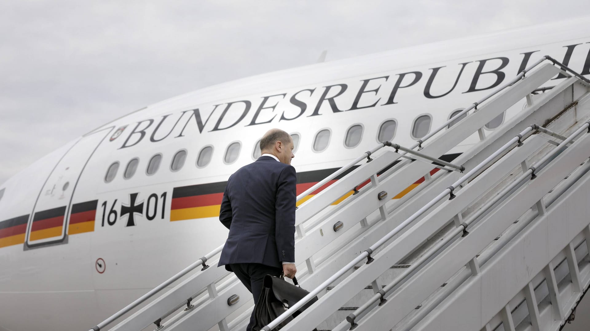 Kanzler Scholz steigt in einen Airbus A340 der Flugbereitschaft der Bundeswehr.