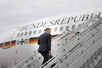 Kanzler Scholz steigt in einen Airbus A340 der Flugbereitschaft der Bundeswehr.