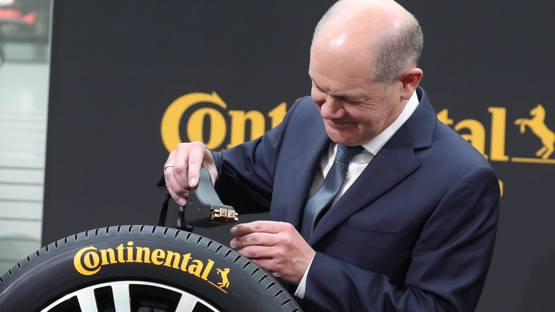 Olaf Scholz lässt sich die Runderneuerung von LKW Reifen zeigen: Nach dem Besuch der Hannover Messe war Scholz in der Continental-Niederlassung in Hannover zu Besuch.