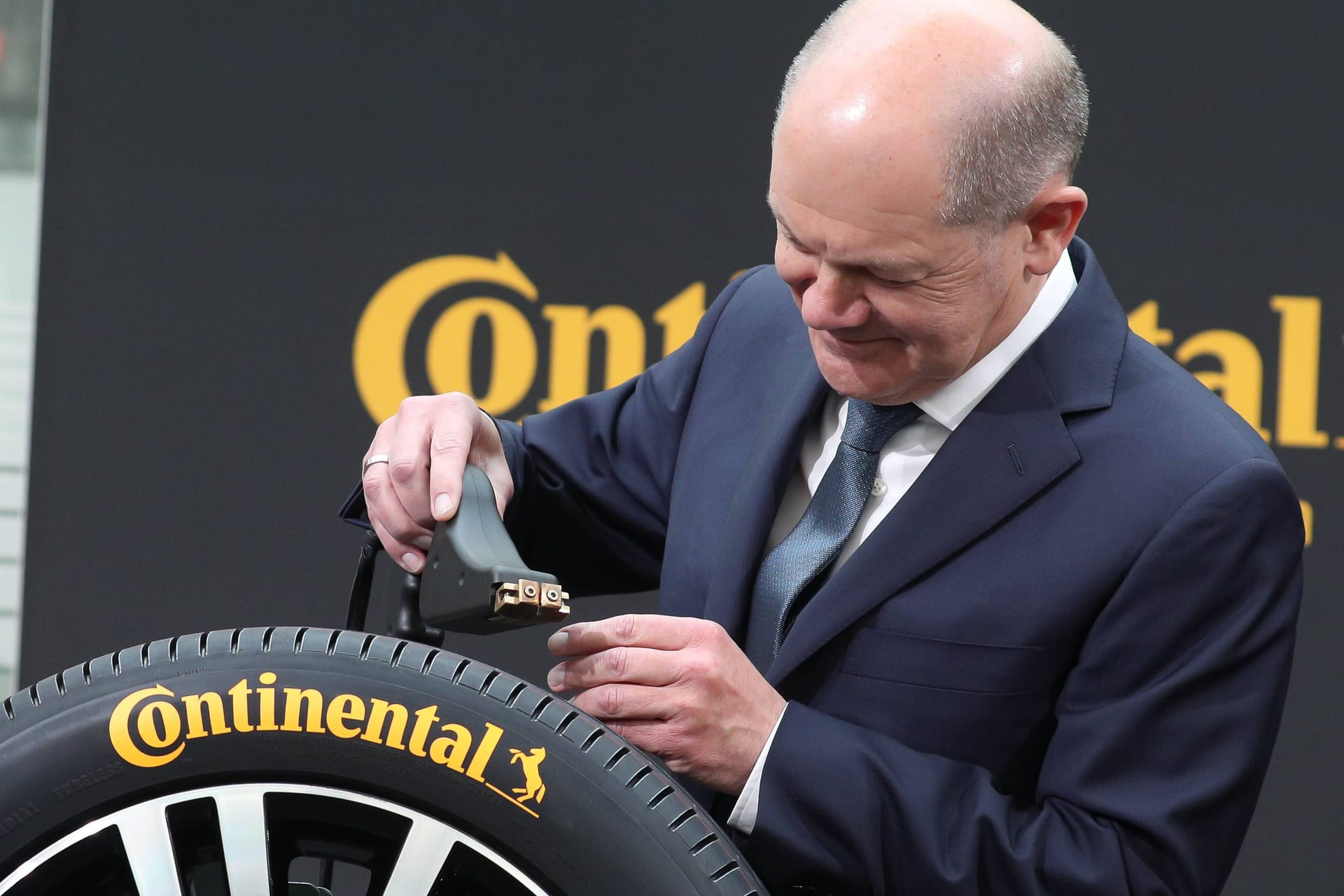 Olaf Scholz lässt sich die Runderneuerung von LKW Reifen zeigen: Nach dem Besuch der Hannover Messe war Scholz in der Continental-Niederlassung in Hannover zu Besuch.