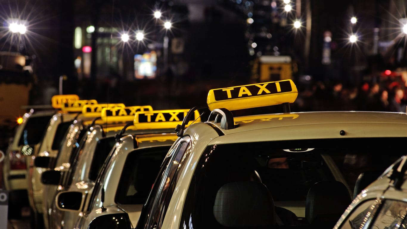 Taxistand bei Nacht (Symbolbild): Bei der Auseinandersetzung wurden drei Taxifahrer und ein Passant verletzt.