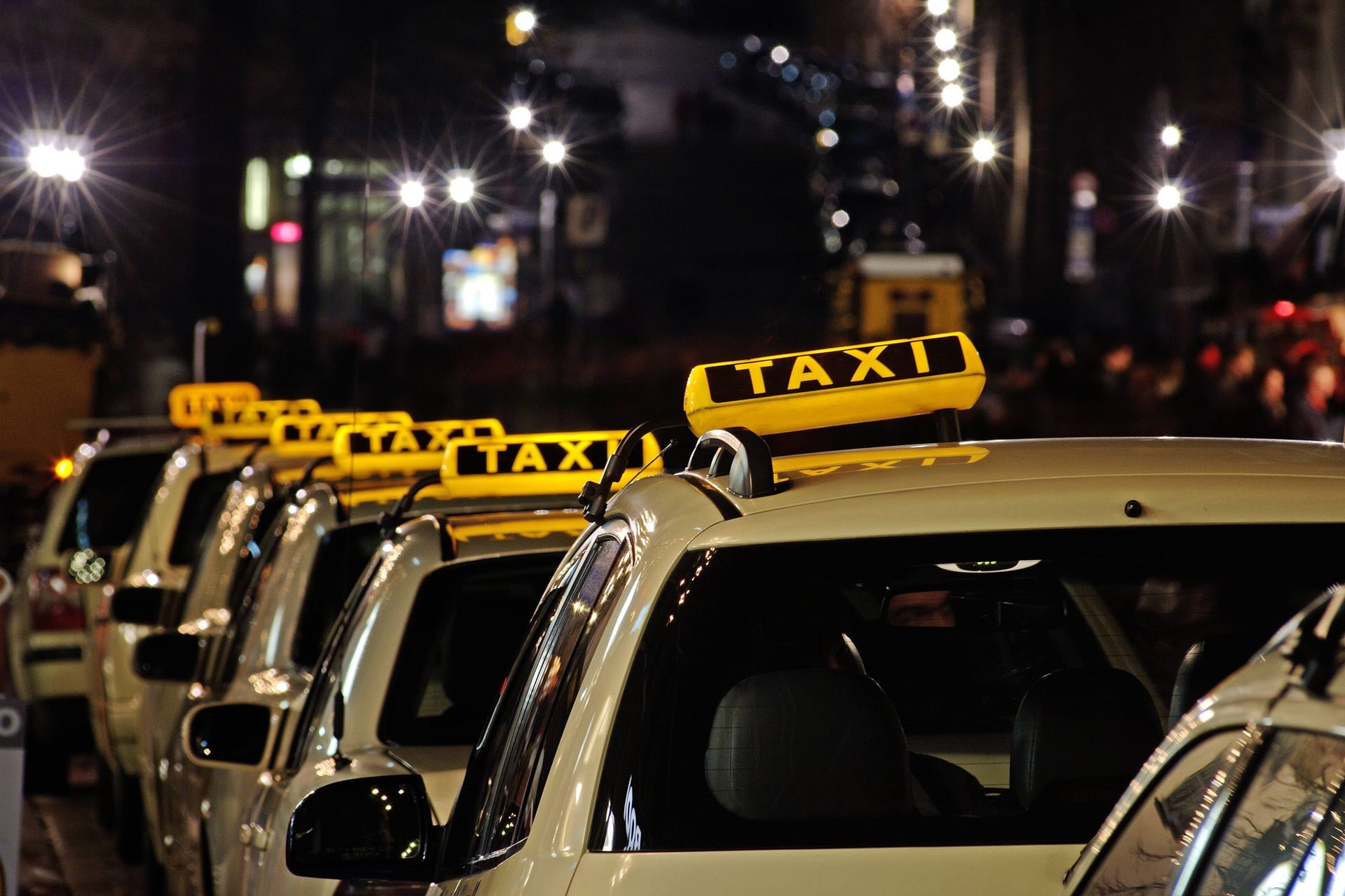 Taxistand bei Nacht am Hauptmarkt in Nürnberg (Symbolfoto): In einem der Taxen kam es nun zu einem Übergriff.