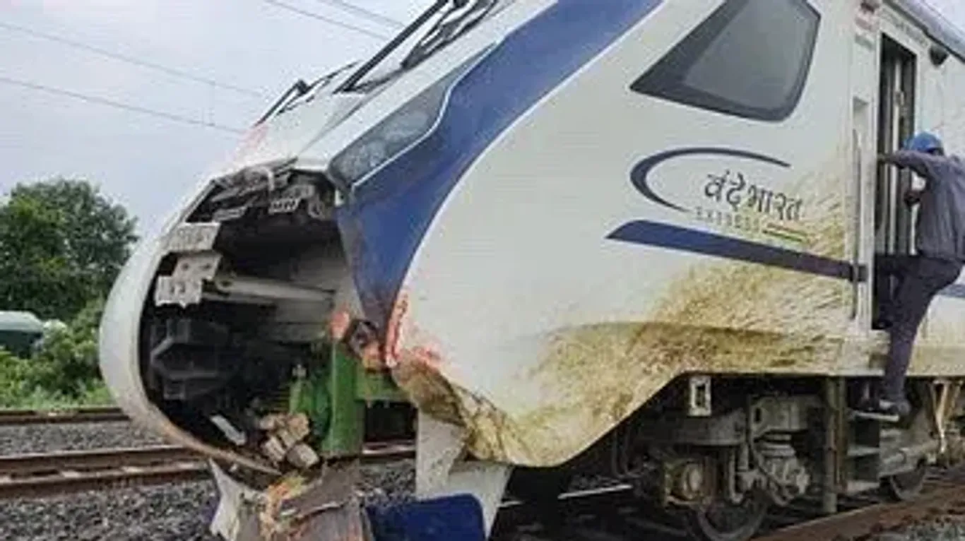 Eine beschädigte Lok des Vande Bharat Express.