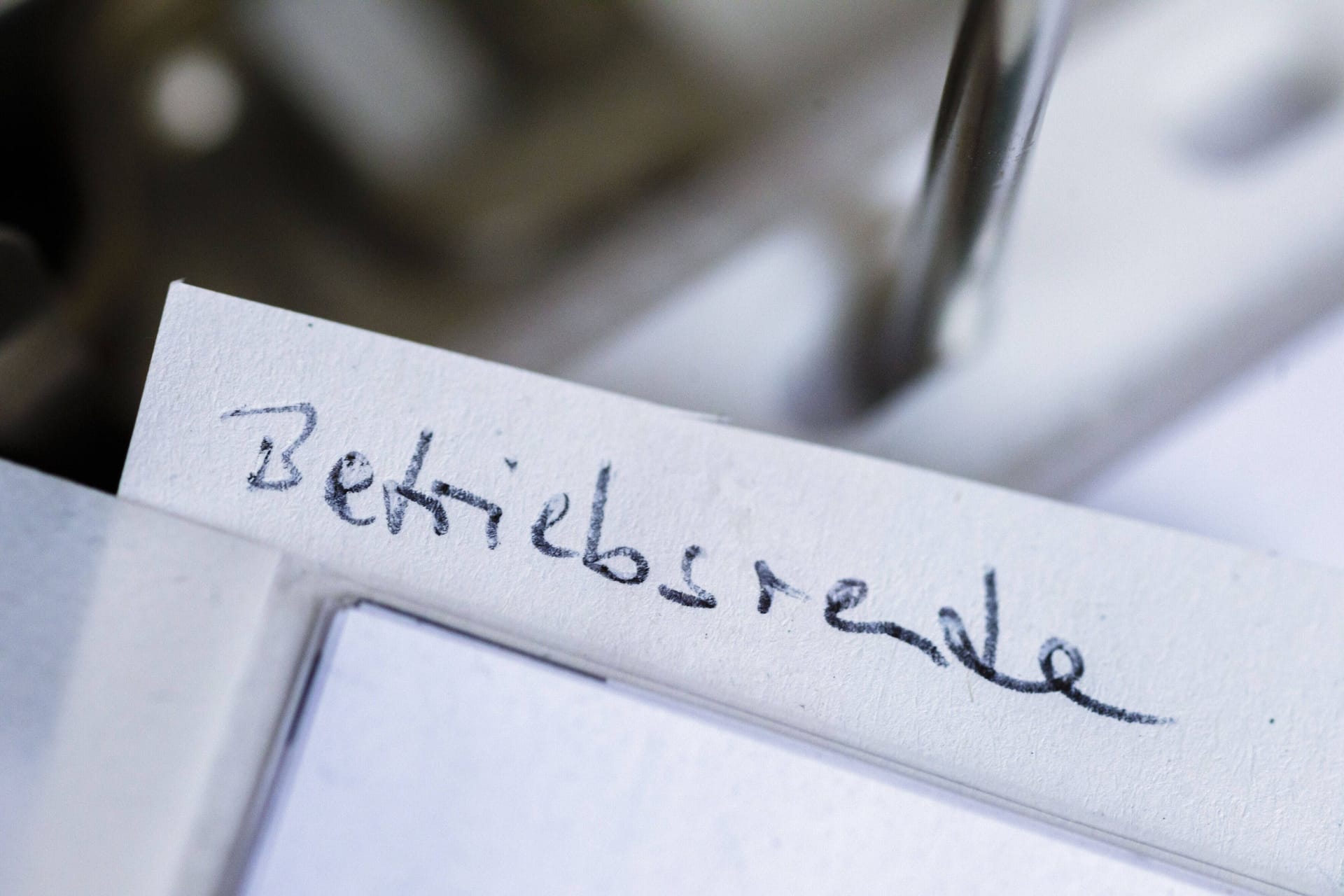 Aktenordner mit der Aufschrift "Betriebsrente": Müssen Arbeitgeber die Betriebsrente an die Inflation anpassen? Aktenordner mit der Aufschrift "Betriebsrente": Müssen Arbeitgeber die Betriebsrente an die Inflation anpassen?