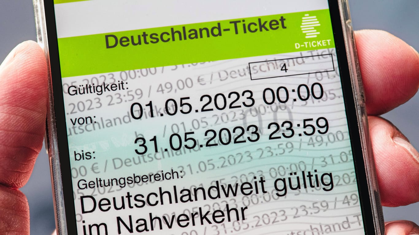 Digitales Deutschlandticket auf dem Handy: Der Vorverkauf ist am 3. April 2023 gestartet.