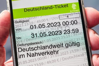 Digitales Deutschlandticket auf dem Handy: Der Vorverkauf ist am 3. April 2023 gestartet.