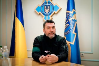 Olexij Danilow in seinem Büro (Archivbild): Der Regierungsberater sieht die Frühjahrsoffensive nicht gefährdet.