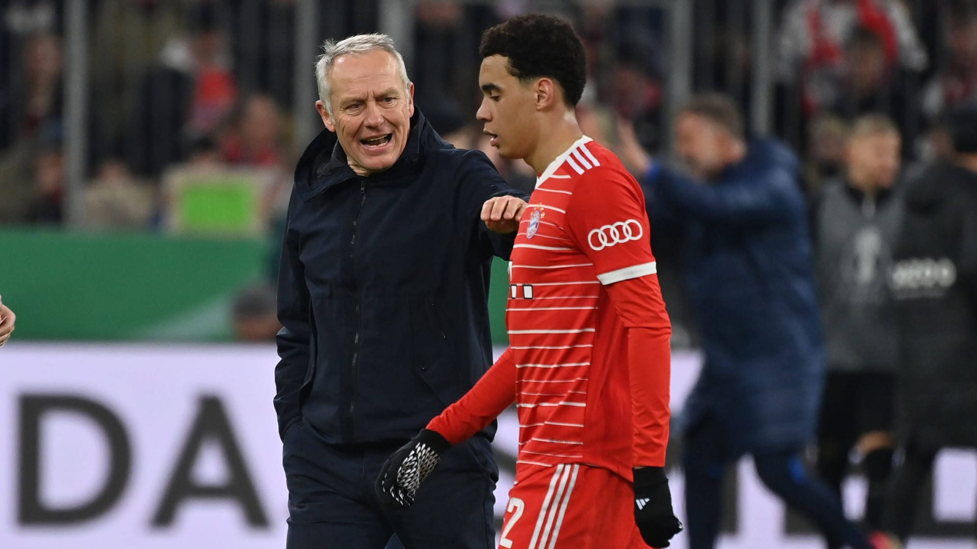 Christian Streich und Jamal Musiala (r.): Der Freiburger Trainer wollte den Bayern-Profi trösten – ohne Erfolg.