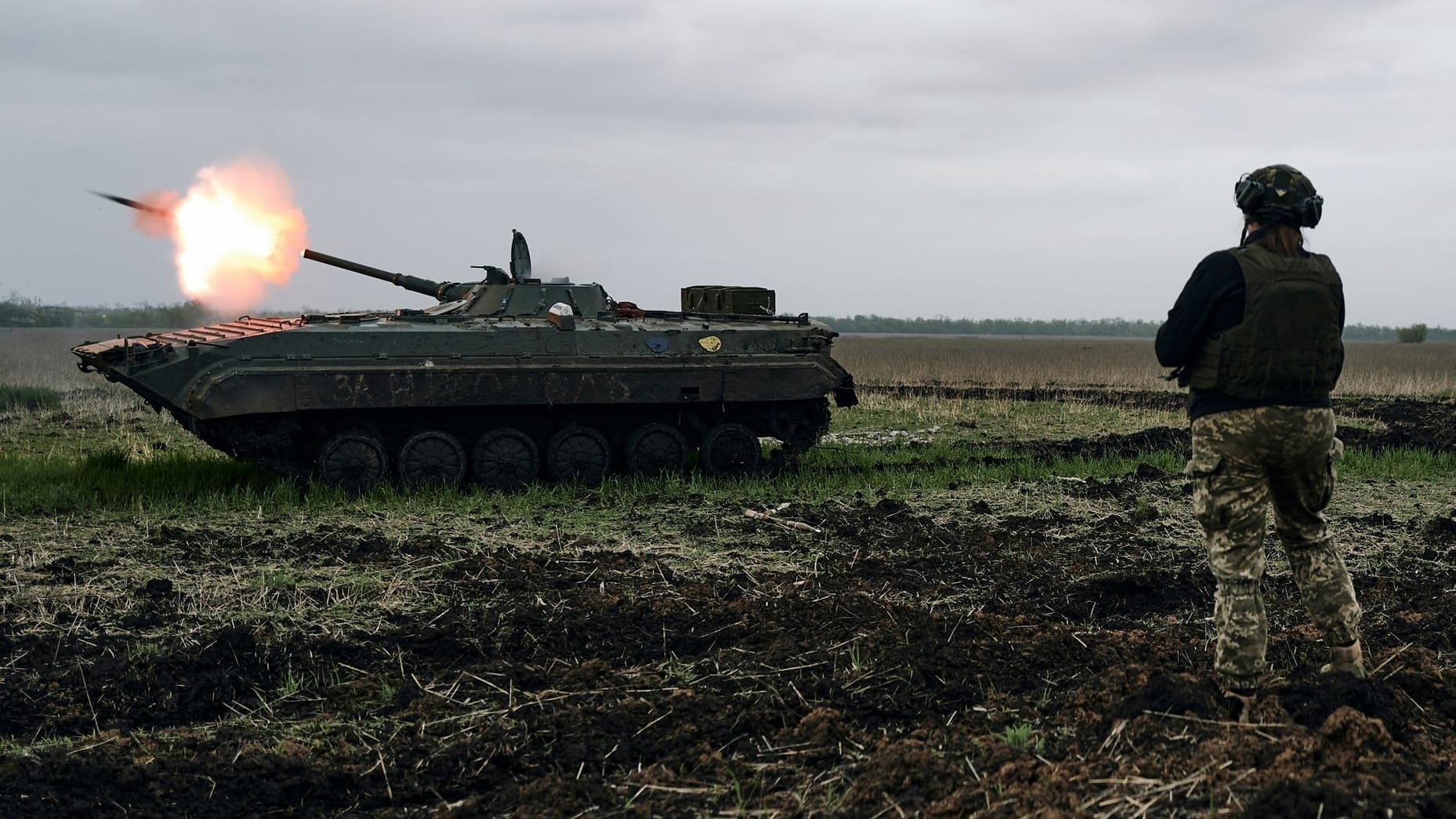 Ein ukrainischer Schützenpanzer feuert auf russische Stellungen in der Nähe von Awdiwka (Donezk): Wolodymyr Selenskyj fordert vom Westen erneut mehr Waffen.