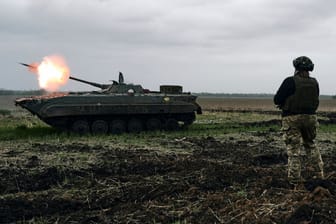 Ein ukrainischer Schützenpanzer feuert auf russische Stellungen in der Nähe von Awdiwka (Donezk): Wolodymyr Selenskyj fordert vom Westen erneut mehr Waffen.