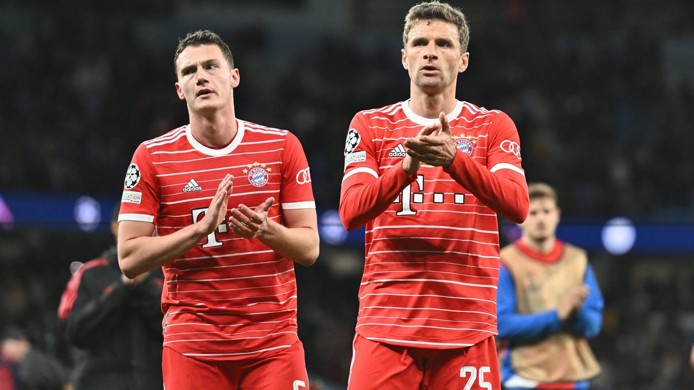 Enttäuschte Bayern-Stars nach dem Spiel in Manchester.