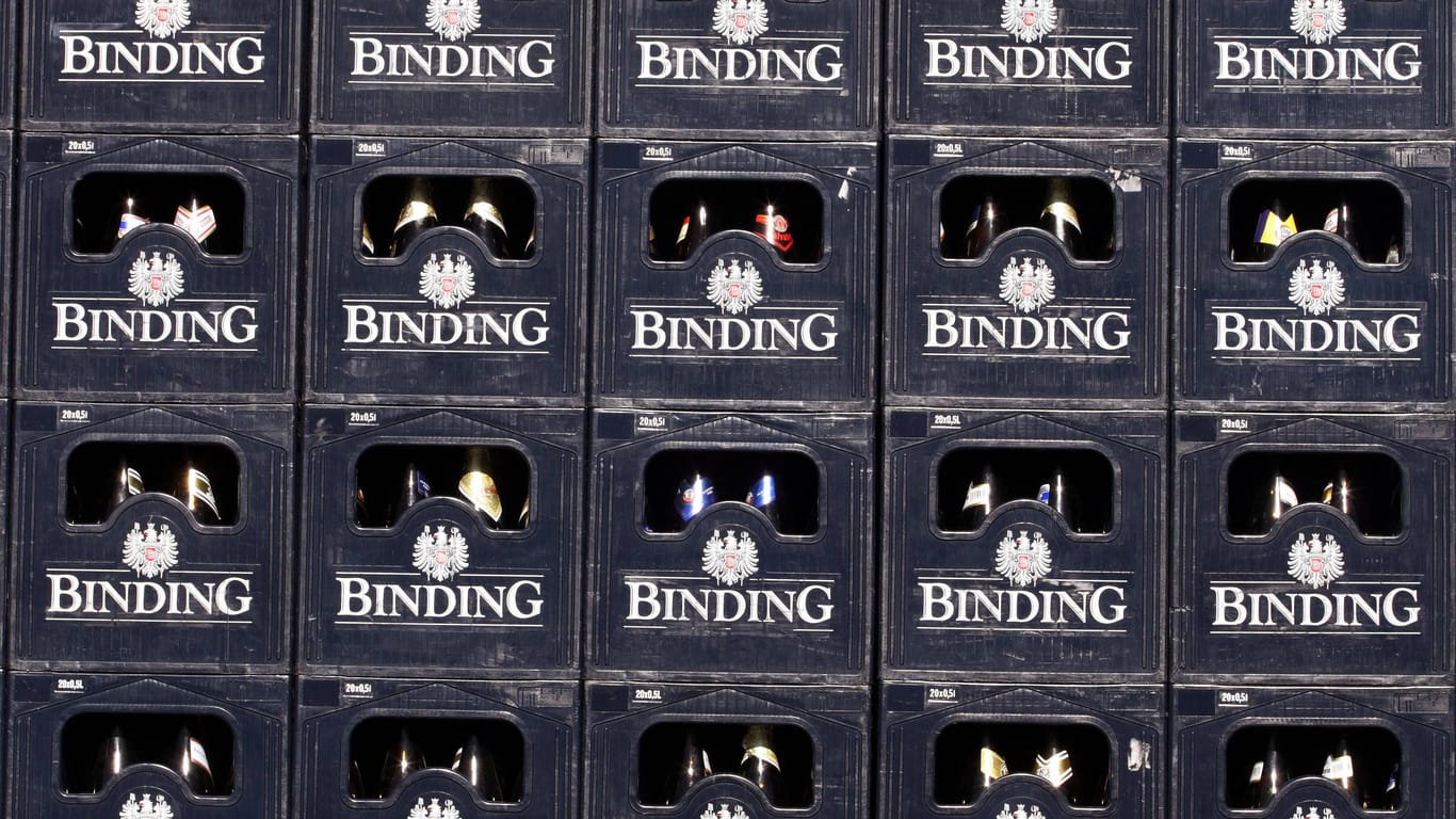 Bierkästen der Marke "Binding" auf einem Hof in Frankfurt am Main: 150 Jahre nach den Frankfurter Bierkrawallen sind die Bierpreise auf Rekordkurs.