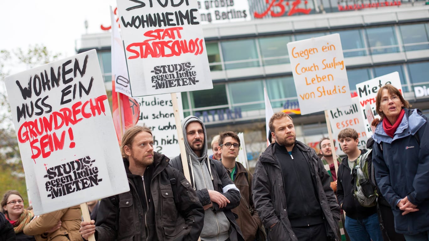 Studierende protestieren in Berlin gegen steigende Mieten (Archivbild): Seit Jahren haben sie in der Hauptstadt Probleme eine Wohnung zu finden.