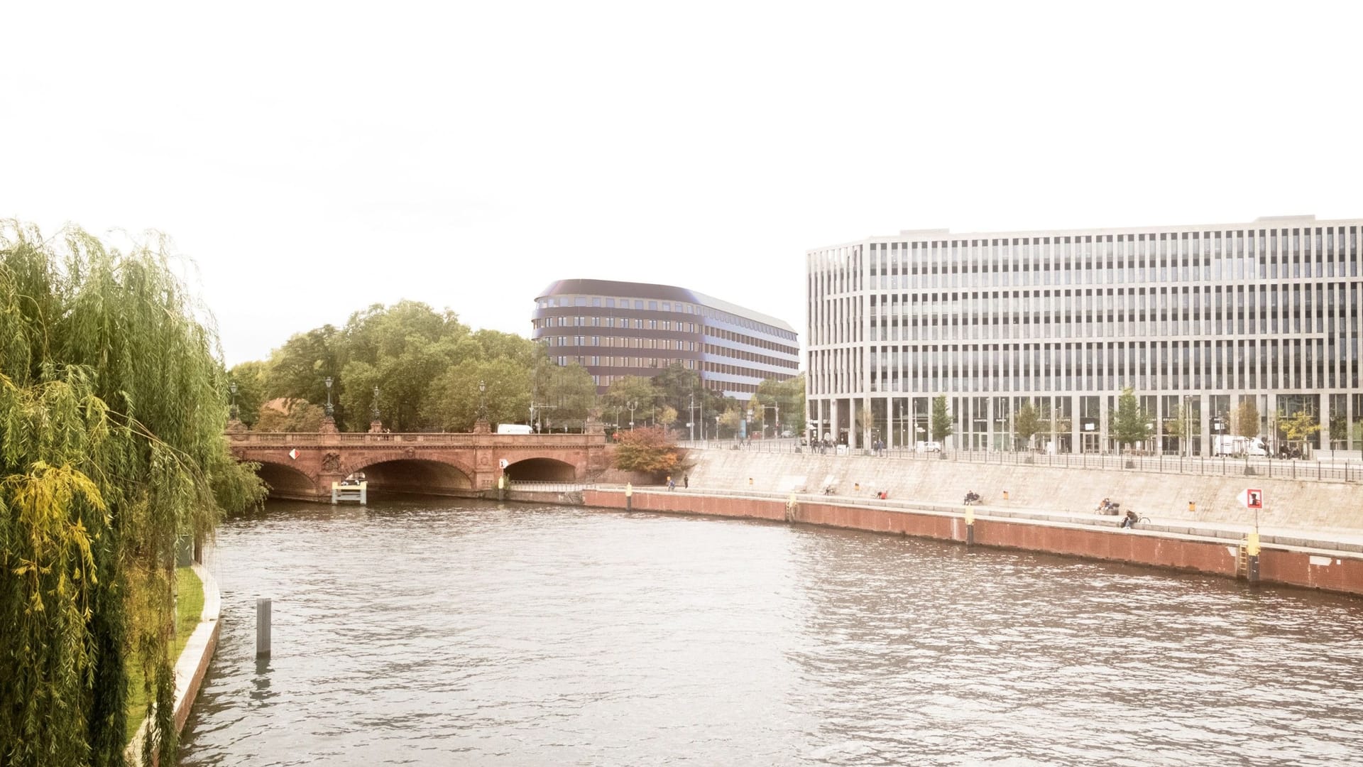 Das Übergangsgebäude des Bundespräsidenten liegt am Ufer der Spree.