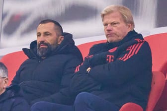 Hasan Salihamidzic und Oliver Kahn (r.): Die Bayern-Bosse stehen vor einer schweren Entscheidung.