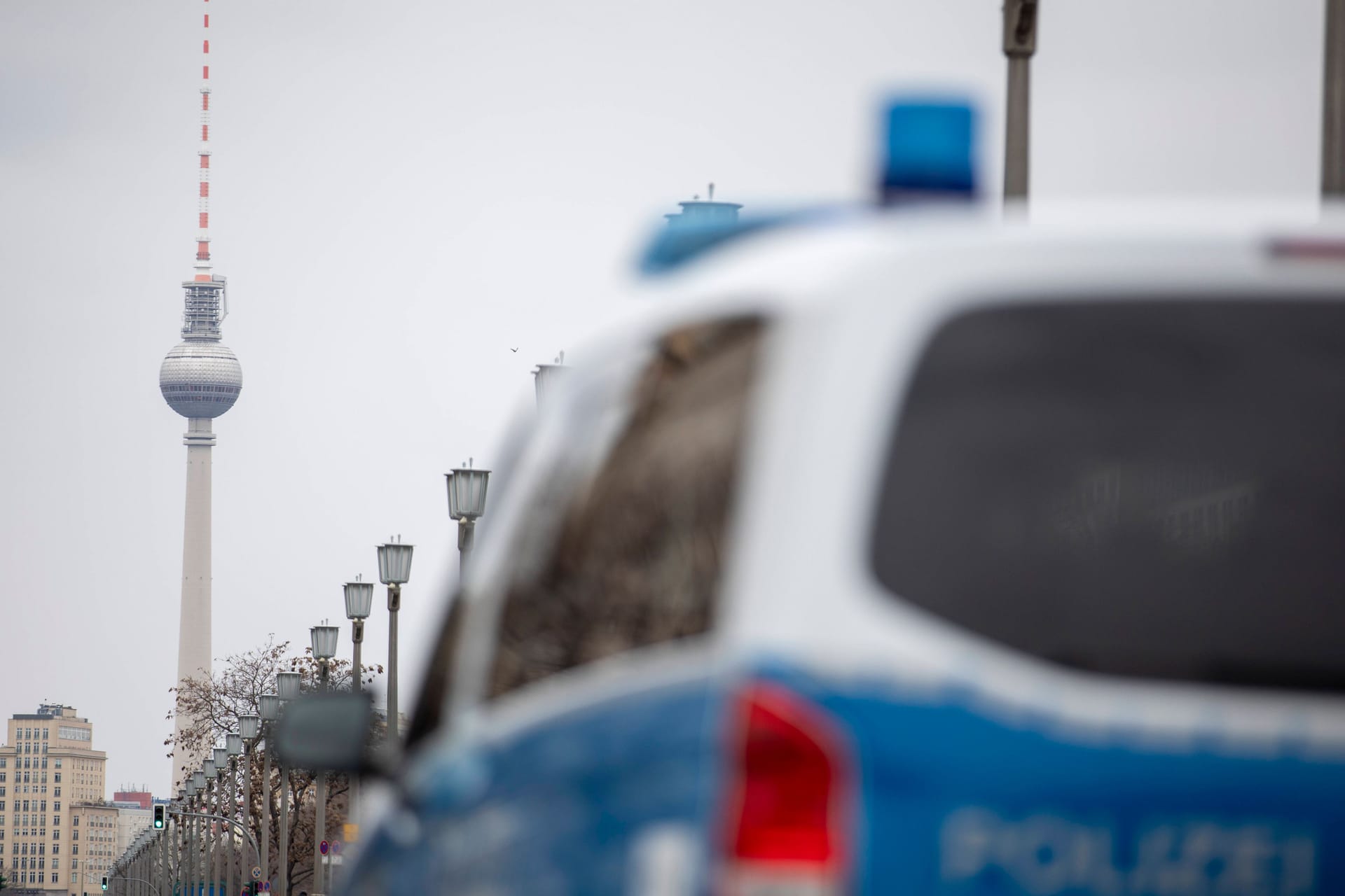 Ein Streifenwagen in Berlin (Archivbild): Die Polizei konnte am Mittwoch keine Pressemitteilungen hochladen.