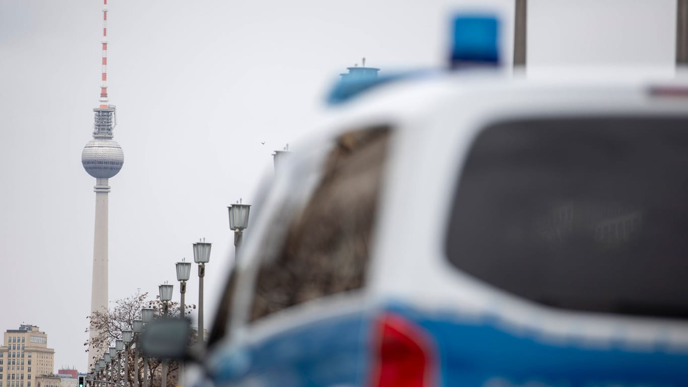 Ein Streifenwagen in Berlin (Archivbild): Die Polizei konnte am Mittwoch keine Pressemitteilungen hochladen.
