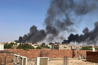 Rauch in der Nähe eines Krankenhauses in der Hauptstadt Khartum: Auch am Freitag gab es Angriffe in unmittelbarer Nähe zu Wohngebieten.