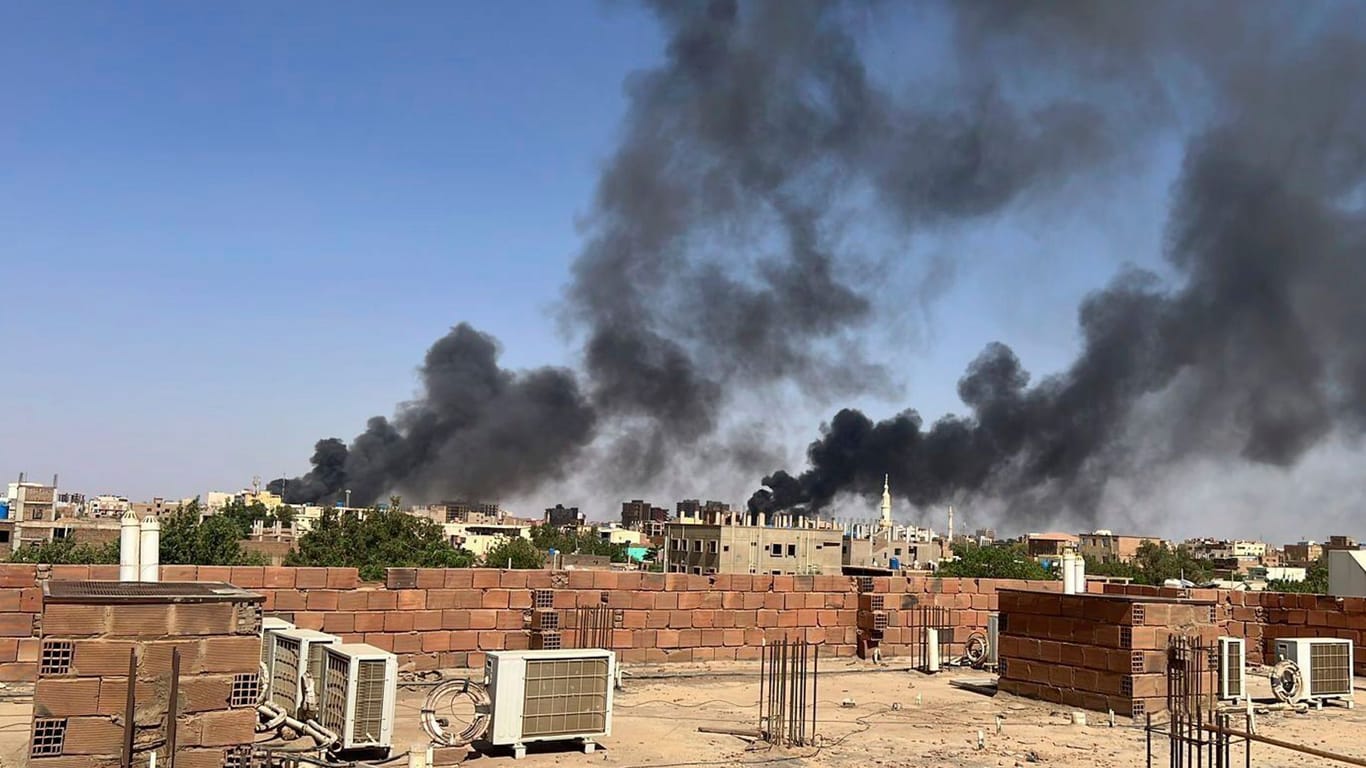 Rauch in der Nähe eines Krankenhauses in der Hauptstadt Khartum: Auch am Freitag gab es Angriffe in unmittelbarer Nähe zu Wohngebieten.