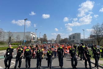 Nach fast zwei Stunden Rangeleien mit der Polizei konnten die Veranstalter der Demo eine Einigung erzielen: Der Zug darf bis zum Alexanderplatz laufen.