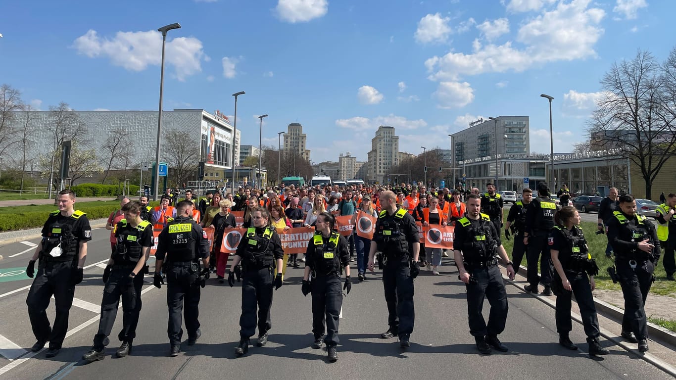Nach fast zwei Stunden Rangeleien mit der Polizei konnten die Veranstalter der Demo eine Einigung erzielen: Der Zug darf bis zum Alexanderplatz laufen.