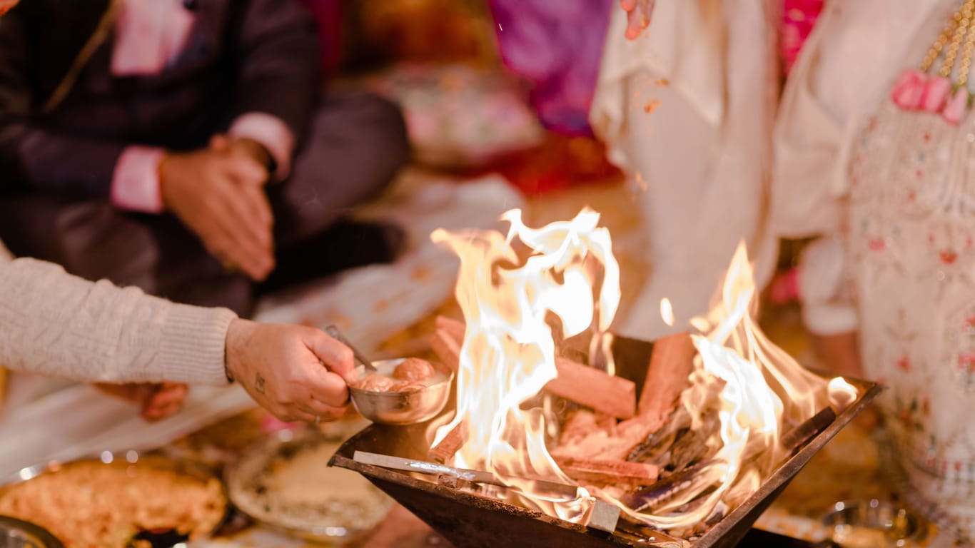 Feuer spielt unter anderem bei Hochzeiten in Indien eine Rolle (Symbolbild): Ein Paar nutzte einen Feuer-Altar für ein tödliches Ritual.