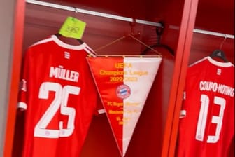 Verwirrung durch Social Media: In einem Video, das der FC Bayern rund eine Stunde vor Spielbeginn postete, war Müllers Trikot mit Kapitänsbinde zu sehen.