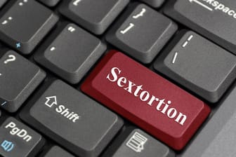 "Sextortion" (Symbolbild): In Niedersachsen haben die Fälle im vergangenen Jahr deutlich zugenommen.
