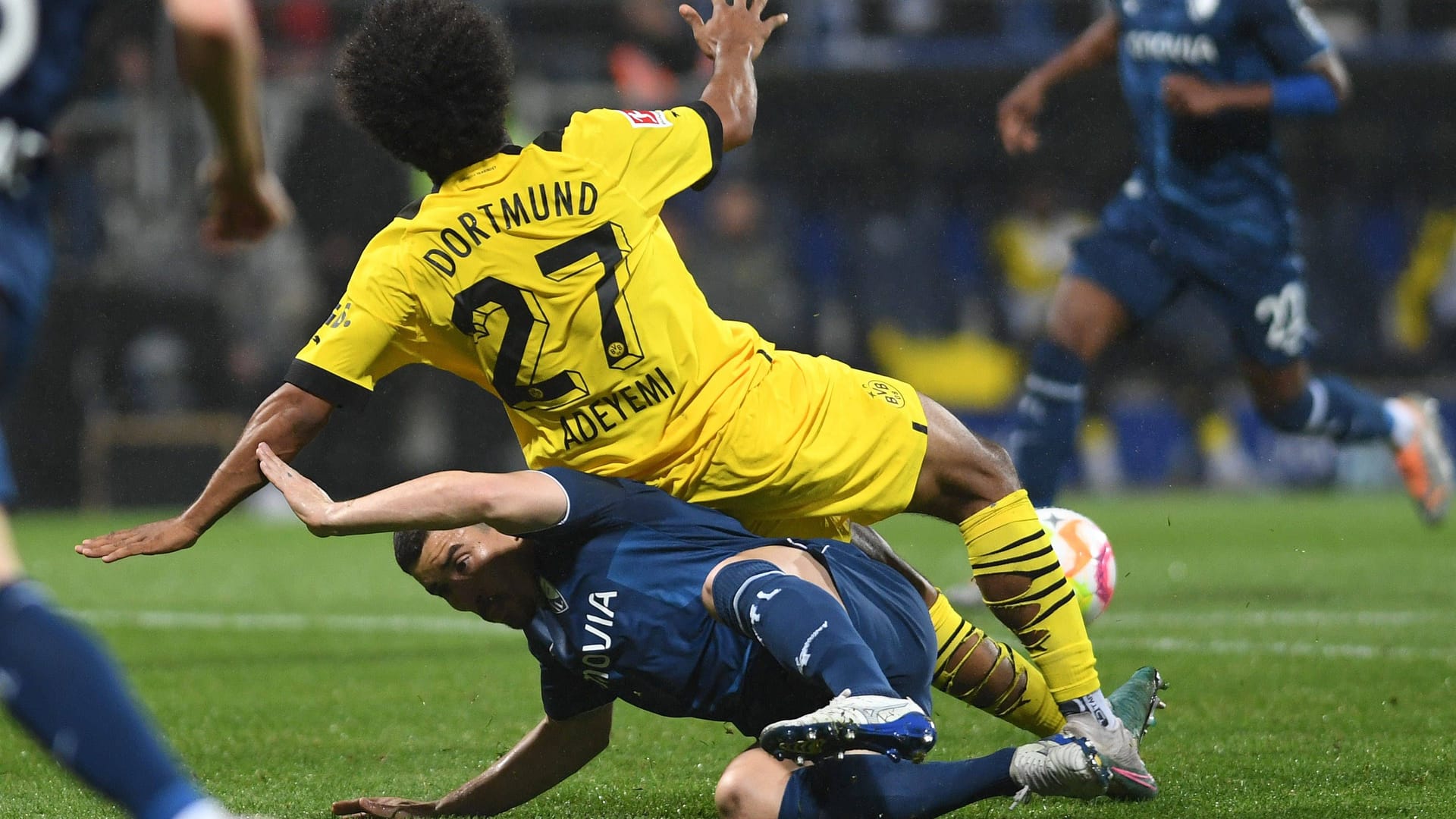 Danilo Soares bringt Karim Adeyemi zu Fall: Für die Szene gab es keinen Elfmeter.
